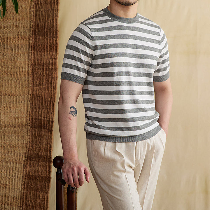 T-shirt uomo a righe moderne, vestibilità aderente. Maniche corte, girocollo. Ideale per un comfort quotidiano e casual.