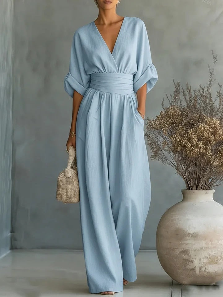 Tuta intera nera casual chic da donna, scollo a V e pantaloni larghi. Comoda ed elegante.