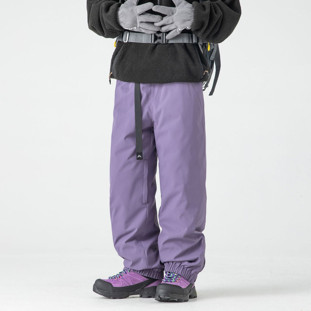 Dettaglio pantaloni sci uomo con cuciture impermeabili e isolamento termico. Ideali per snowboard sulla neve.