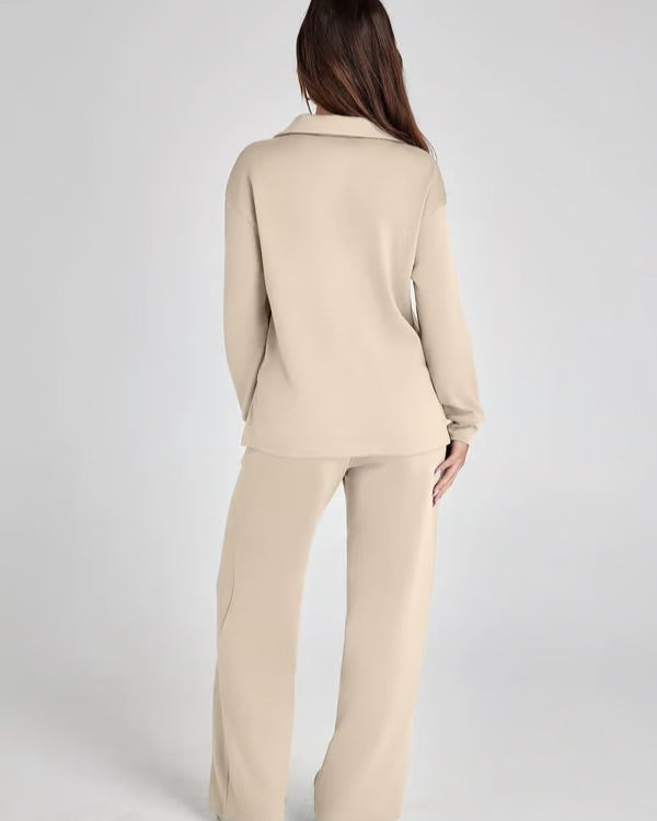 Set loungewear donna: felpa scollo a V e pantaloni larghi, per un look comodo e alla moda.