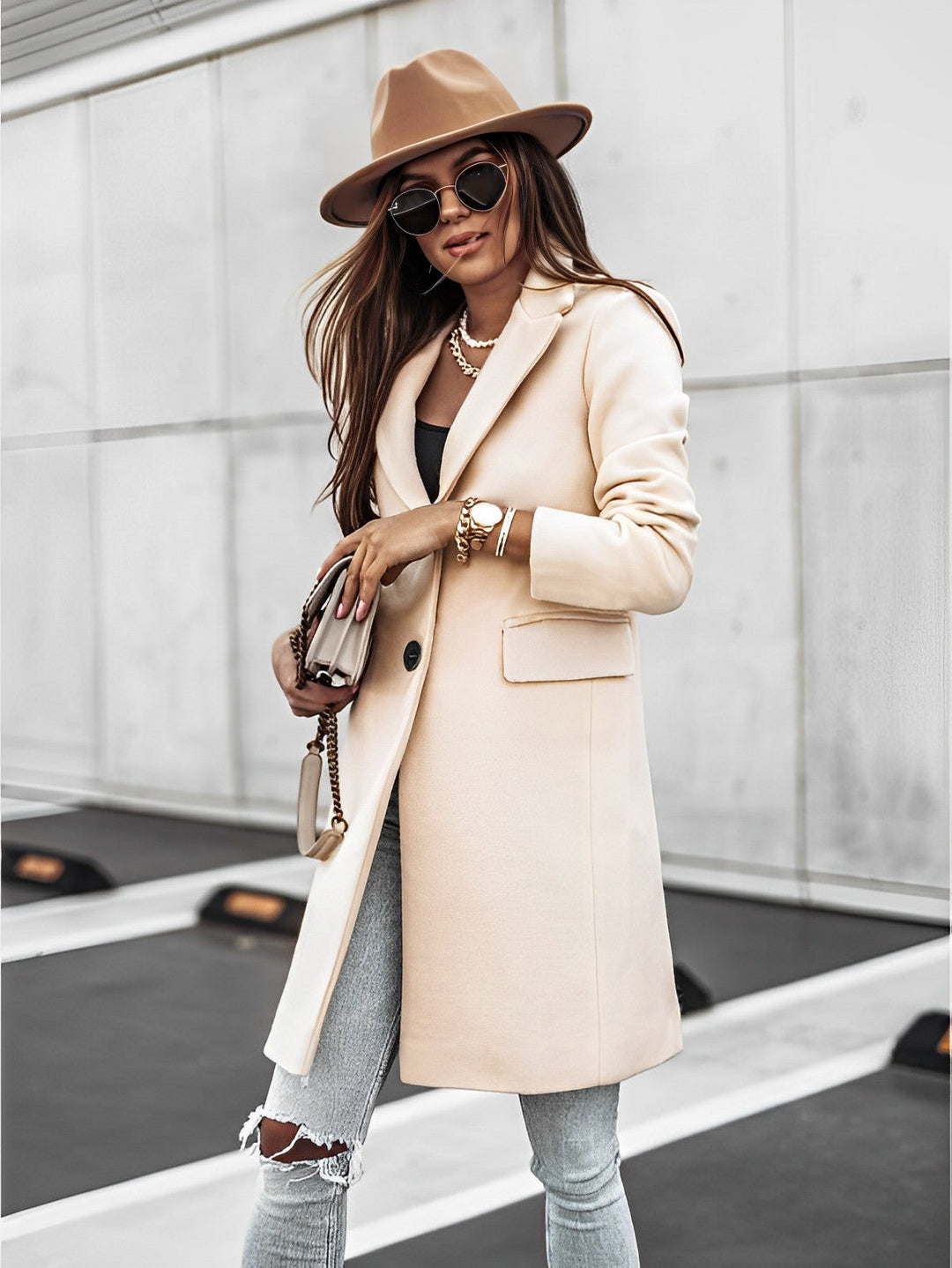 Elegante cappotto donna lungo autunnale con bottoni e scollo a V, perfetto per ogni occasione. Moda versatile.