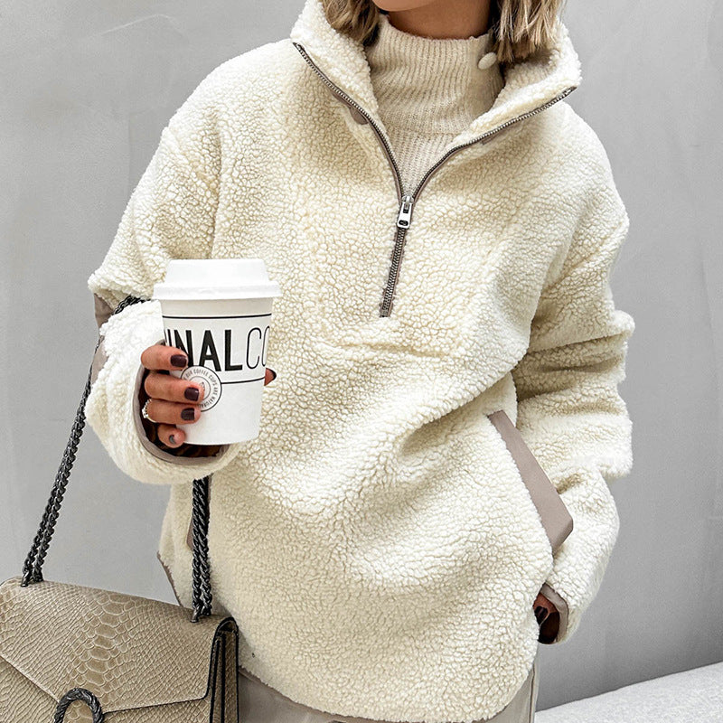 Maglione donna oversize bianco latteo con collo risvoltato in caldo pile. Perfetto per moda autunno inverno casual chic.