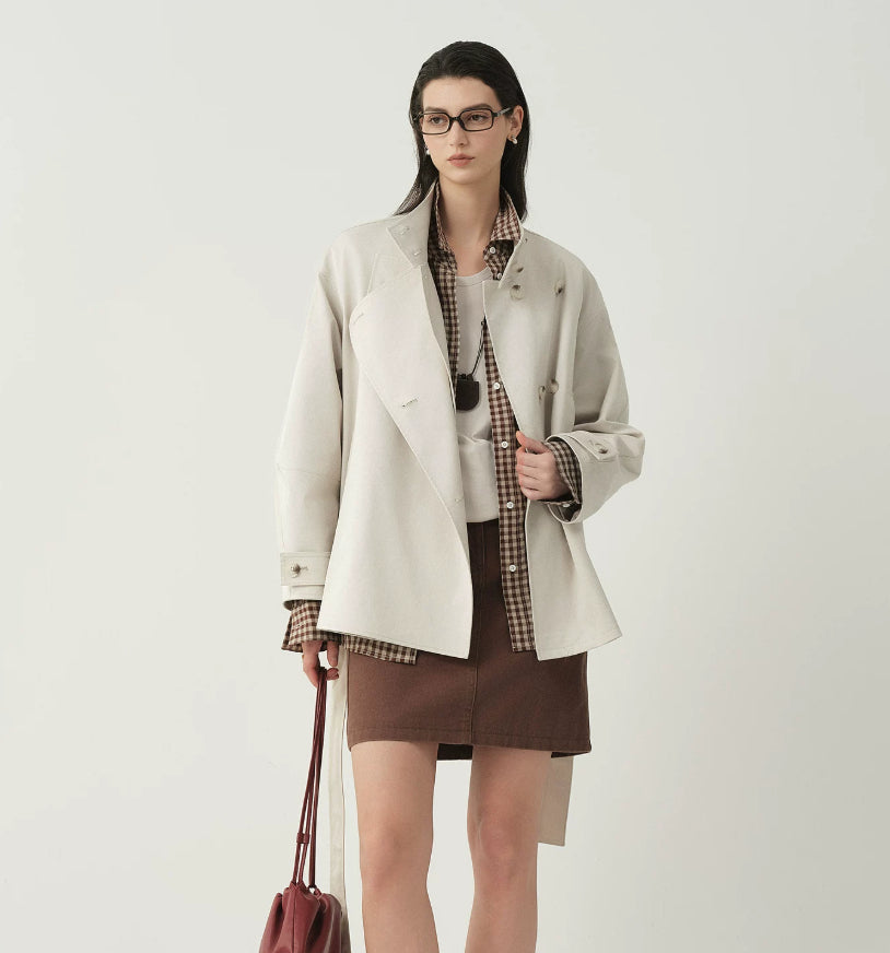 Giacca doppiopetto donna elegante su appendiabiti. Stile versatile per ufficio o casual chic autunno inverno.