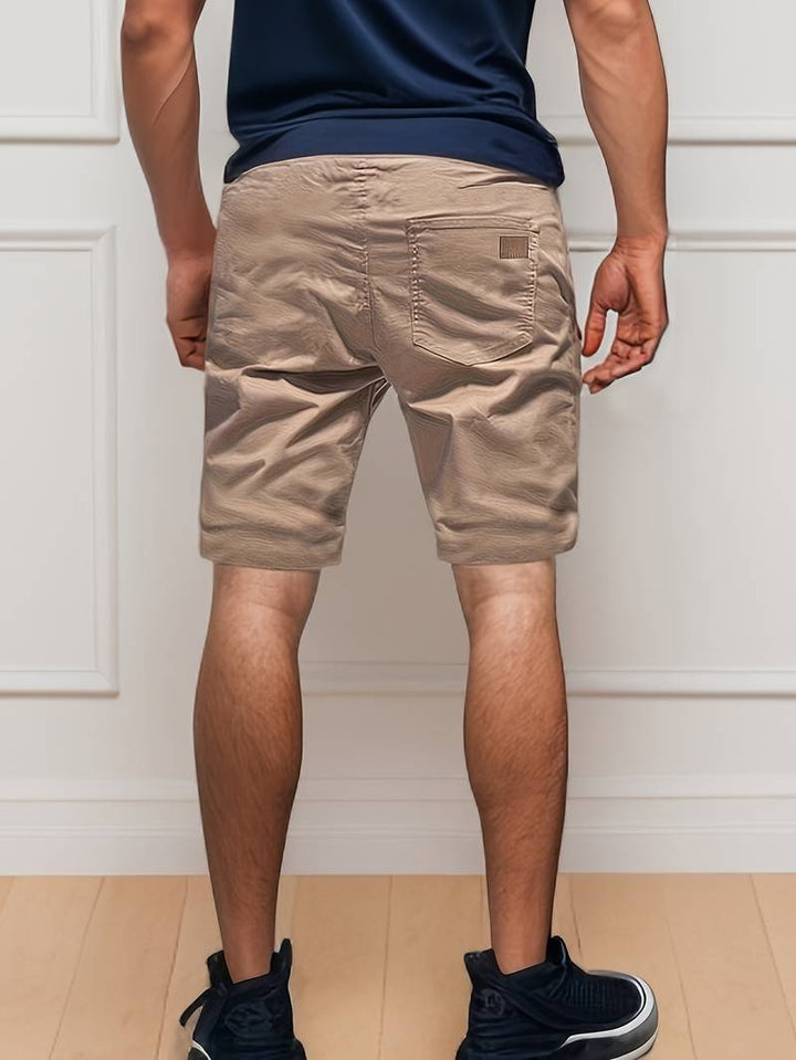 Pantaloncini casual uomo, modello cargo pratico. Perfetti per le vacanze estive o il relax quotidiano.