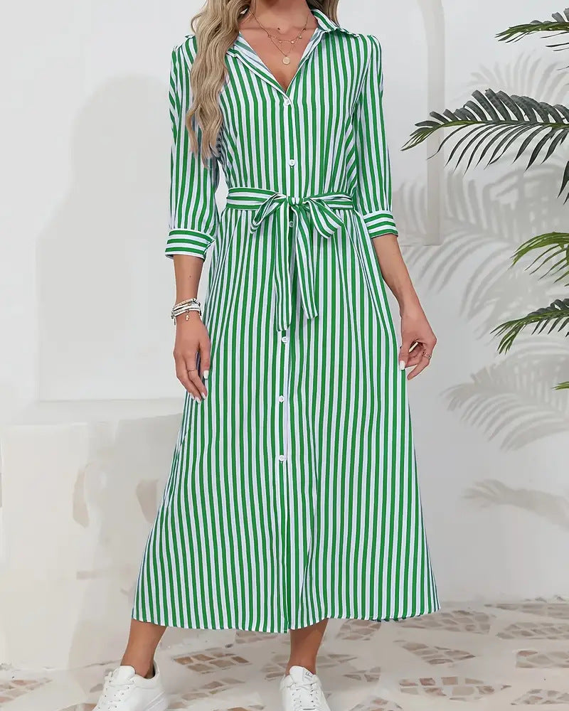 Elegante abito camicia lungo da donna a righe verticali, con colletto a rever e bottoni, perfetto per l'ufficio.