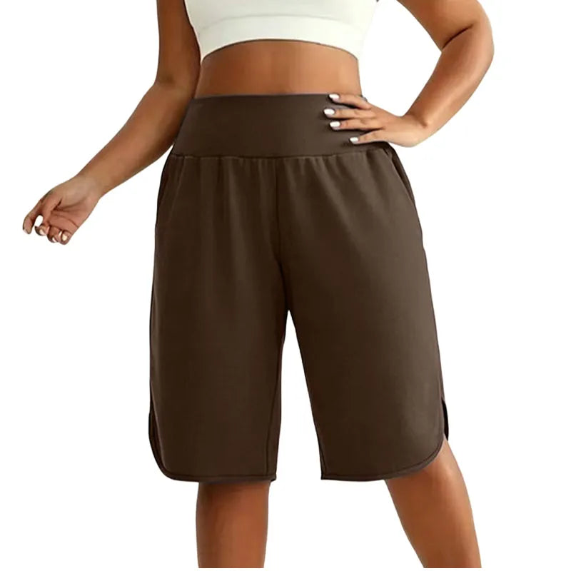 Modello ampio di pantaloni corti donna a vita alta, al ginocchio, casual e comodo per la primavera.