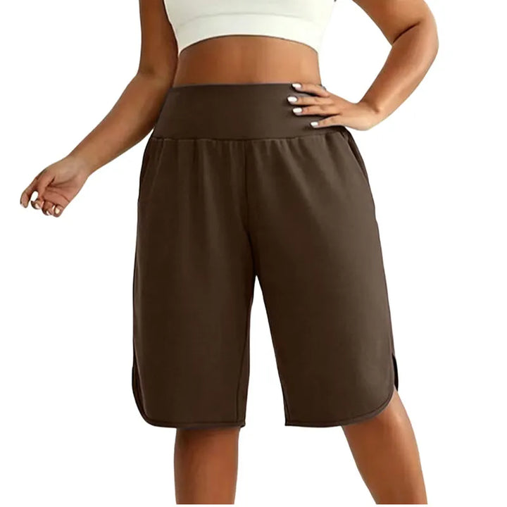 Modello ampio di pantaloni corti donna a vita alta, al ginocchio, casual e comodo per la primavera.