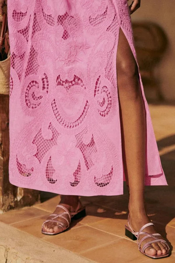 Completo estivo donna: top crop ricamato e gonna fluida. Ideale come abbigliamento spiaggia per l'estate.