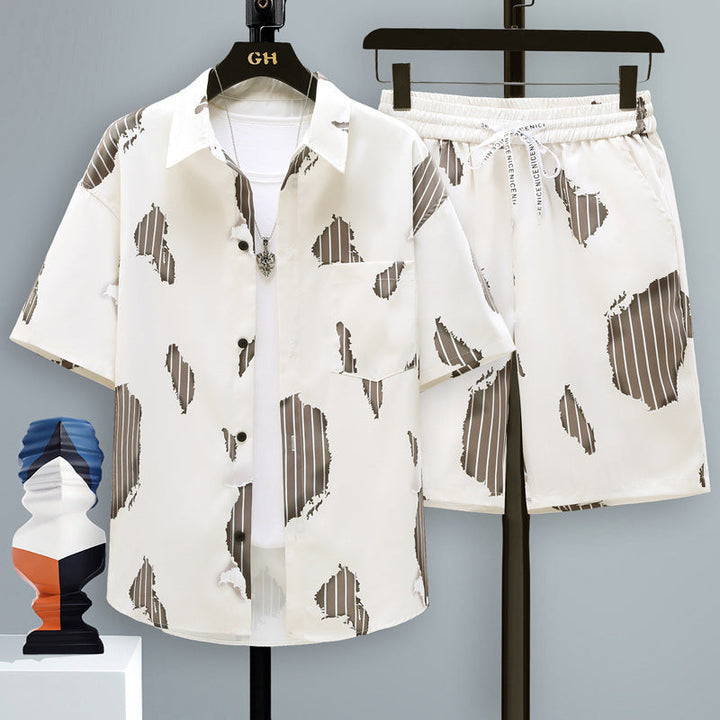 Completo sportivo uomo estivo, maglietta casual e shorts comodi, perfetto per un look disinvolto.