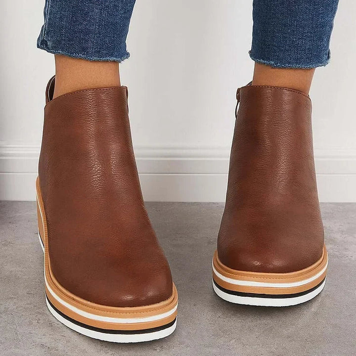 Stivali alti donna in suede, unione perfetta di scarpe comode e stile elegante per l'inverno.