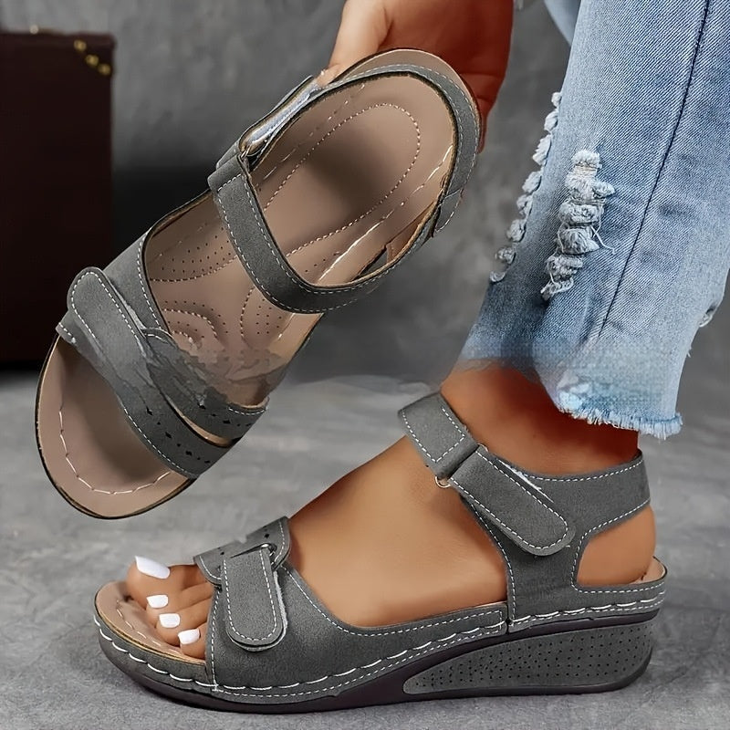 Sandali donna regolabili con velcro, suola alta e comodi per il passeggio estivo. Moda donna.