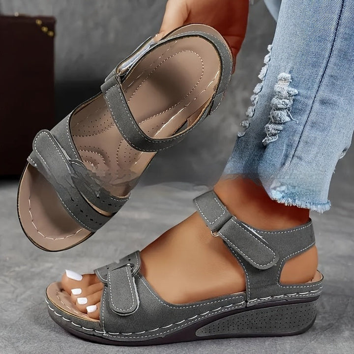 Sandali donna regolabili con velcro, suola alta e comodi per il passeggio estivo. Moda donna.