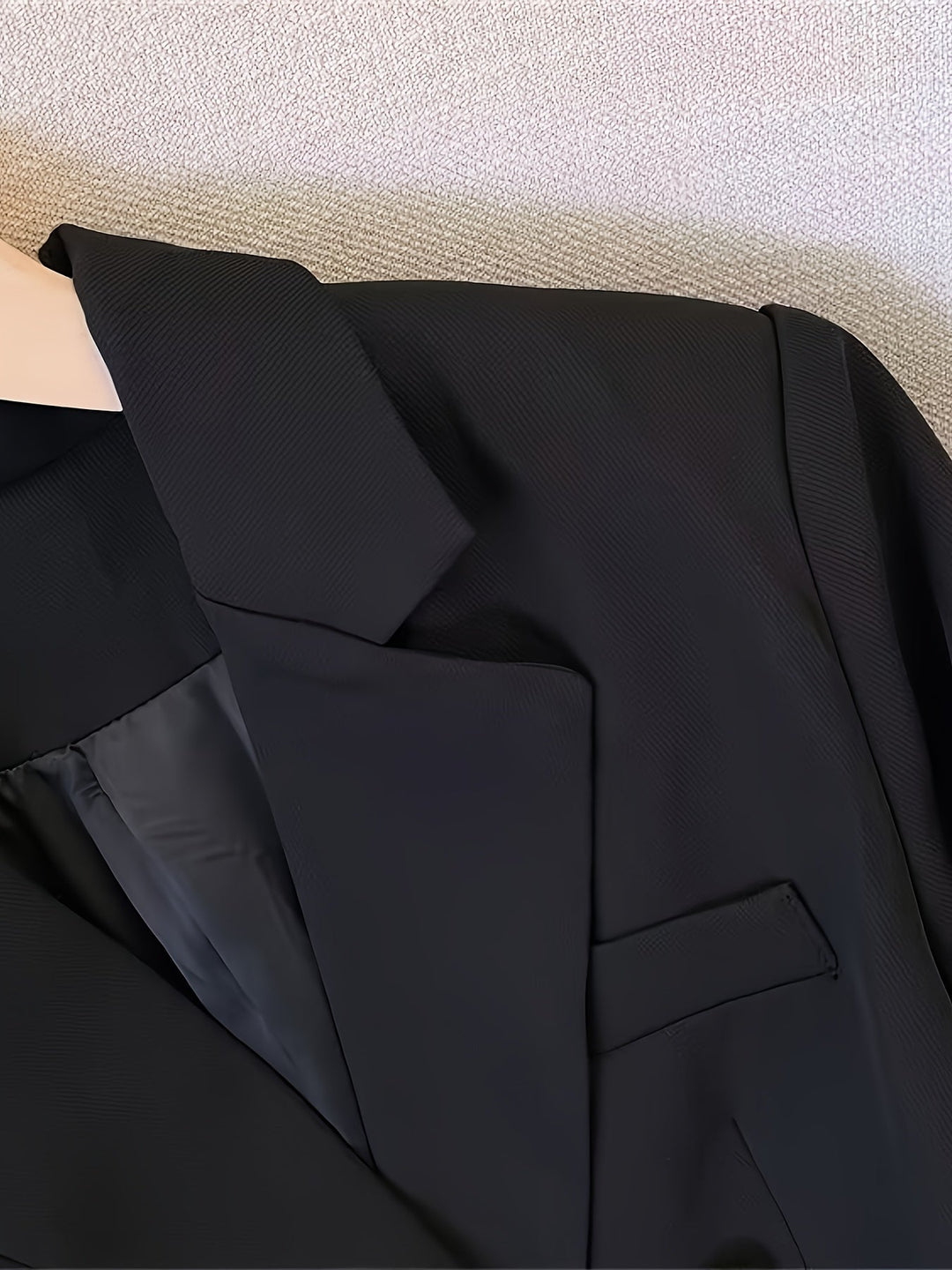 Blazer donna elegante slim, con bottoni dorati che aggiungono un tocco moderno e sofisticato.