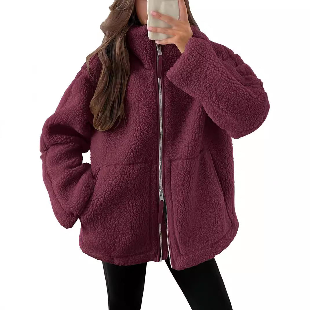 Giacca donna casual in pile con colletto a punta. Abbigliamento moderno con zip, perfetta per il comfort.