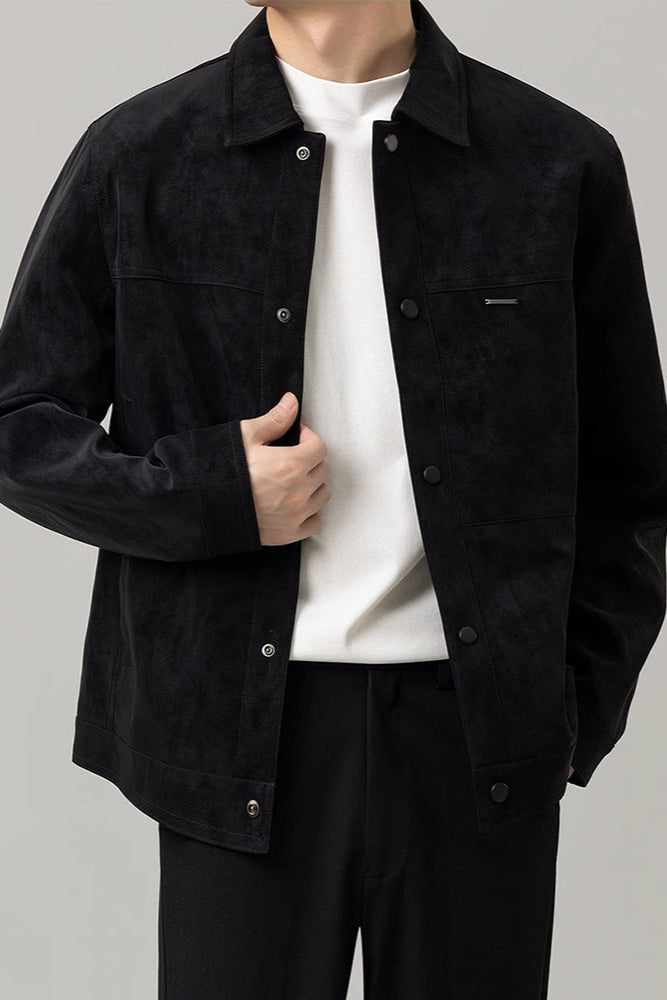 Elegante giacca trucker uomo, leggera e versatile per autunno/primavera. Design moderno e taglio corto casual.