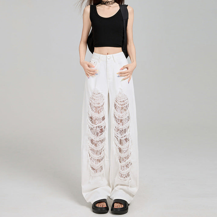 Jeans donna bianchi, taglio a gamba larga, con delicati dettagli in pizzo alla caviglia. Stile unico e moderno.