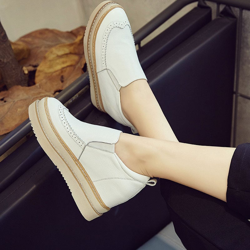 Sneakers donna con rialzo interno e zeppa nascosta. Scarpe casual per elevare il tuo stile e il comfort quotidiano.