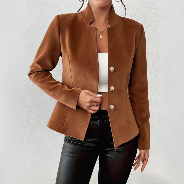 Blazer donna elegante con scollo a V e tre bottoni, ideale per outfit chic e look ufficio professionale.