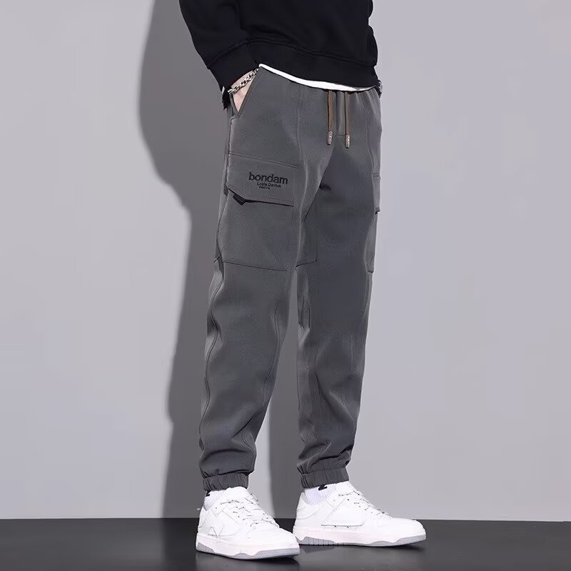 Pantaloni jogger uomo slim fit sportivi con coulisse e gamba dritta, ideali per streetwear casual e comfort.