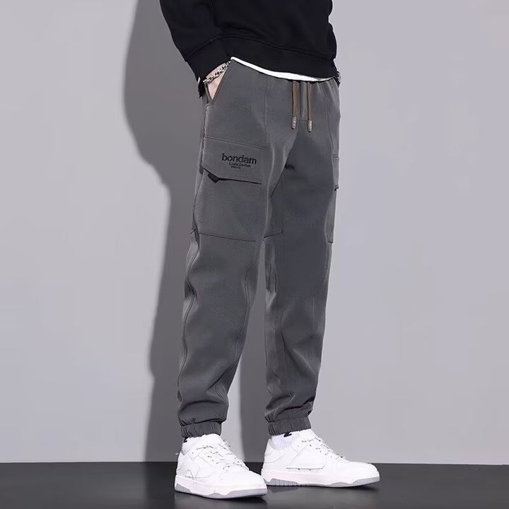 Pantaloni jogger uomo slim fit sportivi con coulisse e gamba dritta, ideali per streetwear casual e comfort.