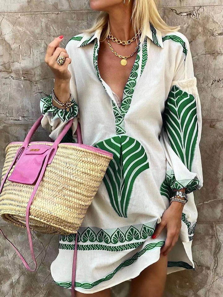 Abito mini stampato estivo da donna, casual e leggero, perfetto per vacanze e spiaggia. Stile femminile alla moda.