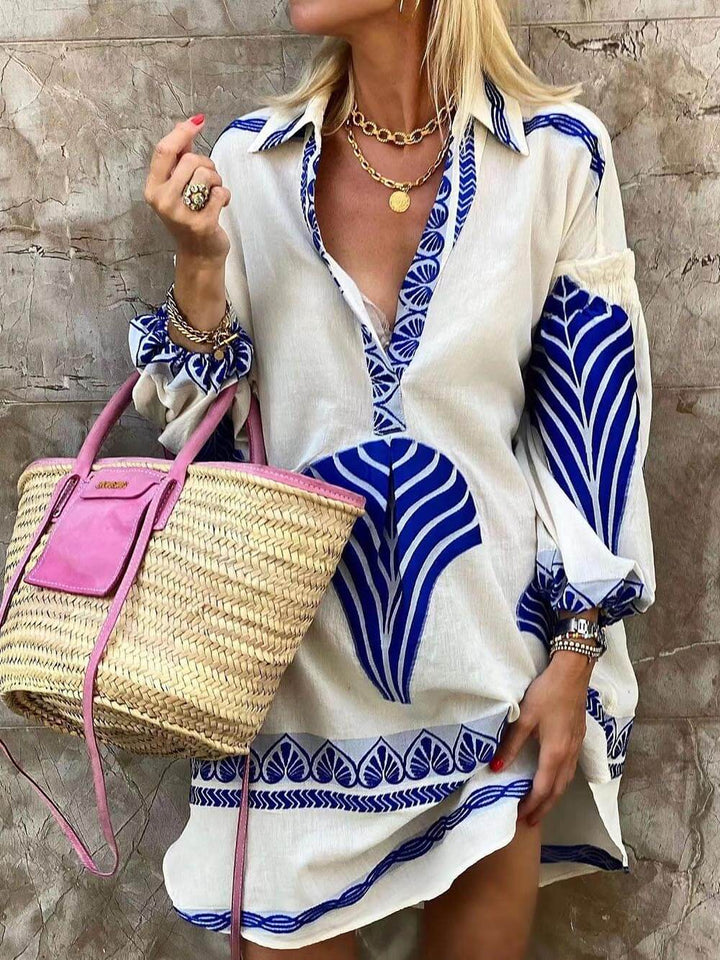 Donna in abito mini estivo stampato, comodo e casual. Vestito corto leggero, ideale per outfit estivi alla moda.
