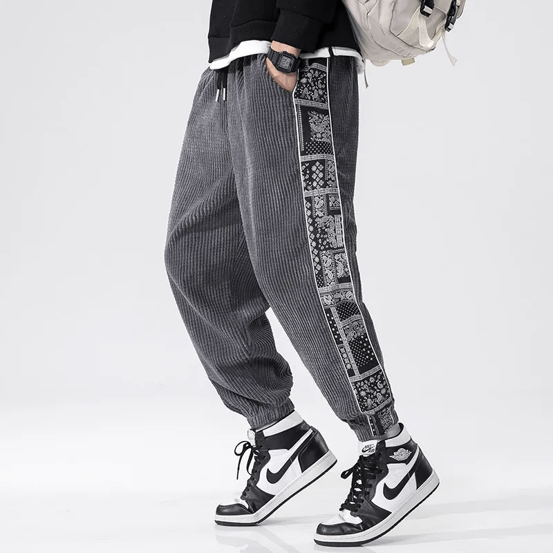 Abbigliamento maschile: pantaloni uomo neri a gamba dritta, un capo essenziale versatile per ogni guardaroba.