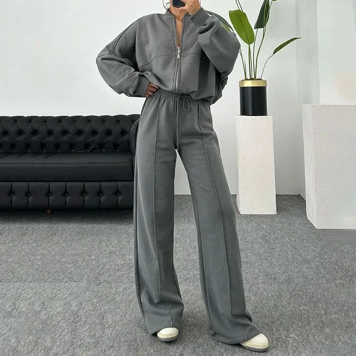 Abbigliamento casa elegante: completo due pezzi donna, felpa zip oversize e pantaloni palazzo per comfort quotidiano.
