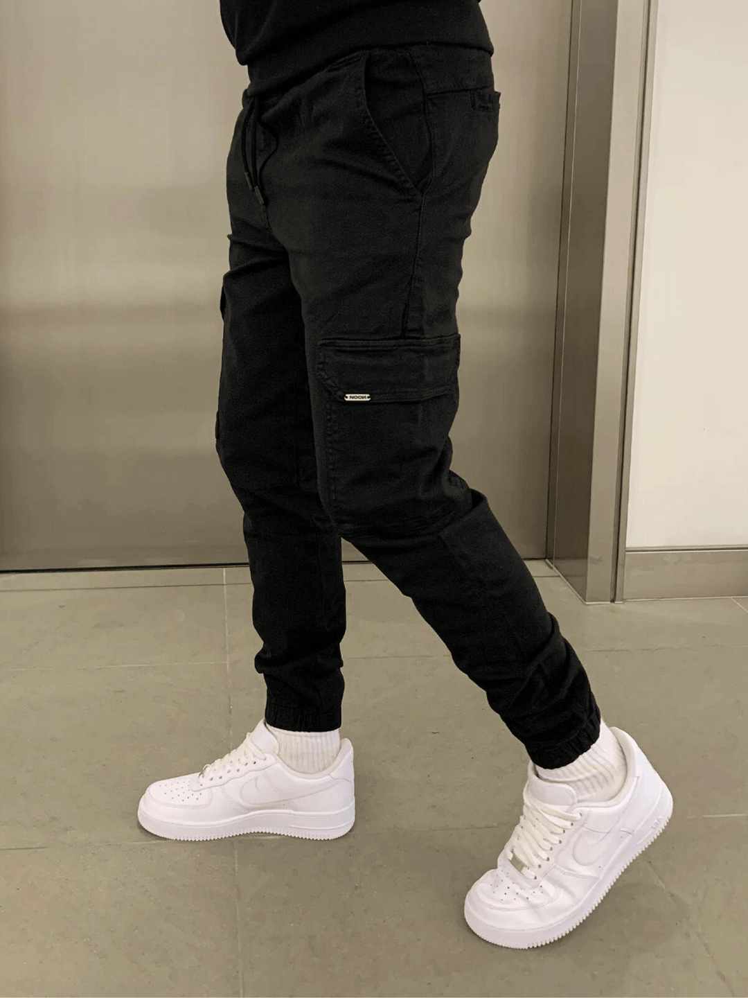 Pantaloni cargo jogger uomo multitasche, aderenti, ideali per stile moderno e comfort sportivo.