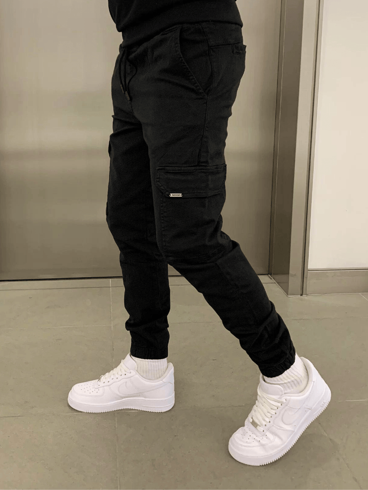 Pantaloni cargo jogger uomo multitasche, aderenti, ideali per stile moderno e comfort sportivo.