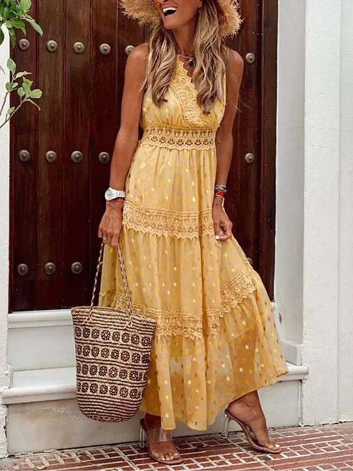 Maxi abito da donna in pizzo, elegante e raffinato, per eventi speciali o serate estive.