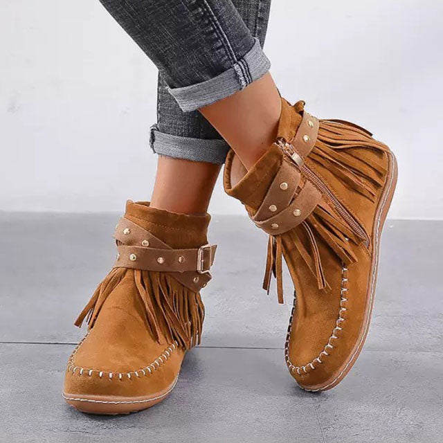 Stivali donna vintage con frange, perfetti per look casual o eleganti. Caldi e alla moda, ideali per l'autunno e l'inverno.
