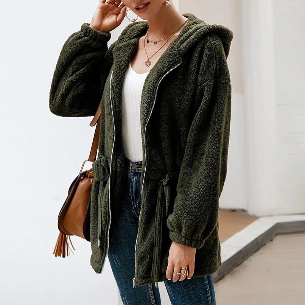 Giacca comoda e calda da donna, stile oversize con cappuccio. Ideale per il relax e un look moderno d'inverno.