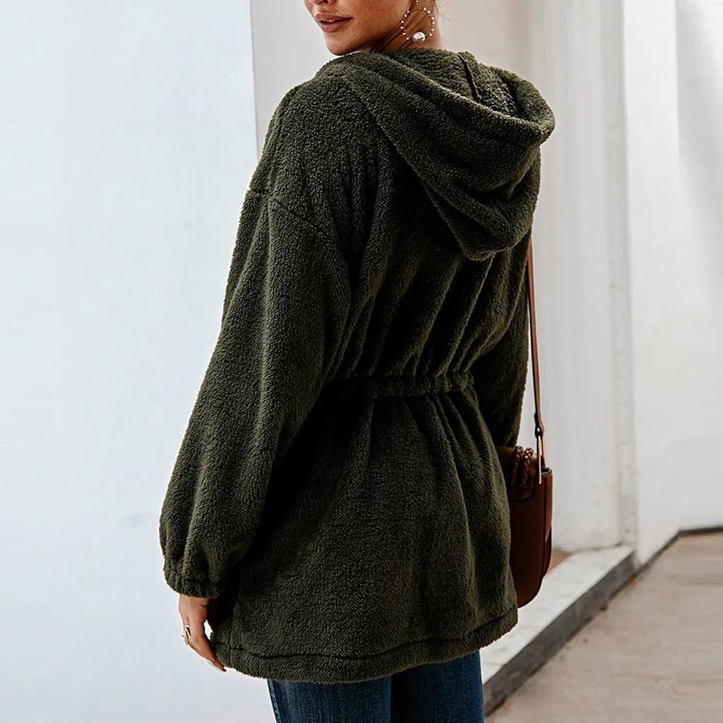 Giacca da donna oversize con cappuccio, per un calore invernale e uno stile elegante ma casual. Ampia e comoda.