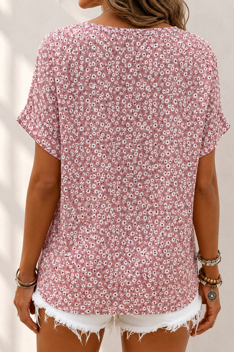 Blusa floreale donna con bottoni, ideale per un outfit estivo comodo e chic. Maniche corte, vestibilità fluida. Moda donna versatile.