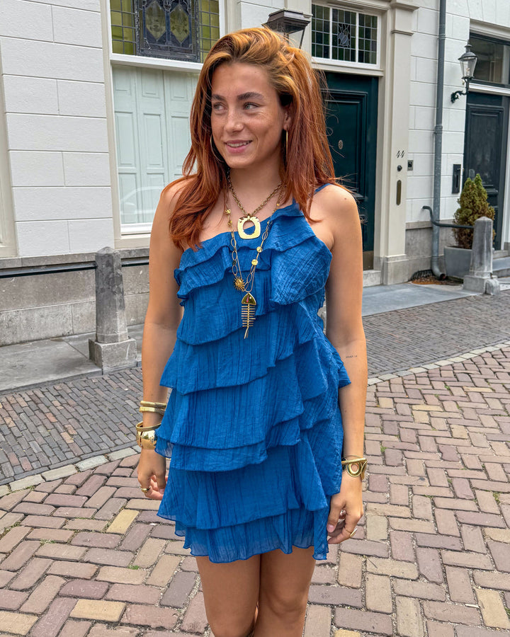 Mini abito da donna estivo, con volant, per un look fresco e giovanile.