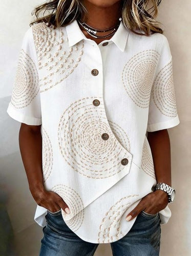 Abbigliamento donna: camicetta tinta unita, bottoni asimmetrici, maniche corte, stile unico.