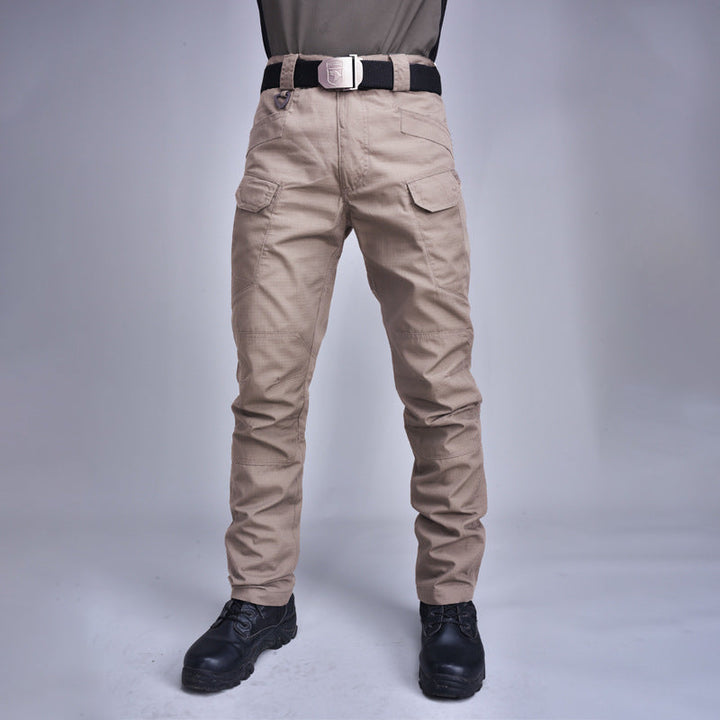 Close-up tasche sui pantaloni cargo multitasche uomo. Funzionalità tattica per autunno outdoor.