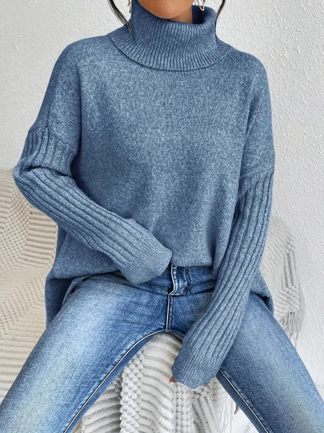 Comodo maglione dolcevita donna con maniche lunghe, taglio ampio e irregolare per ogni giorno.