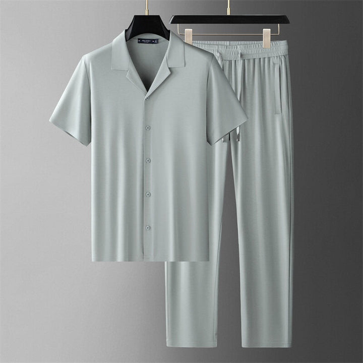 Look estivo uomo: completo casual chic con camicia e pantaloni coordinati. Perfetto per serate d'estate e relax.