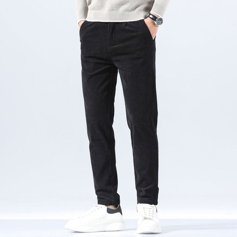 Pantaloni uomo slim fit testurizzati con vita media, disponibili in colori classici. Ideali per moda uomo casual ed elegante.