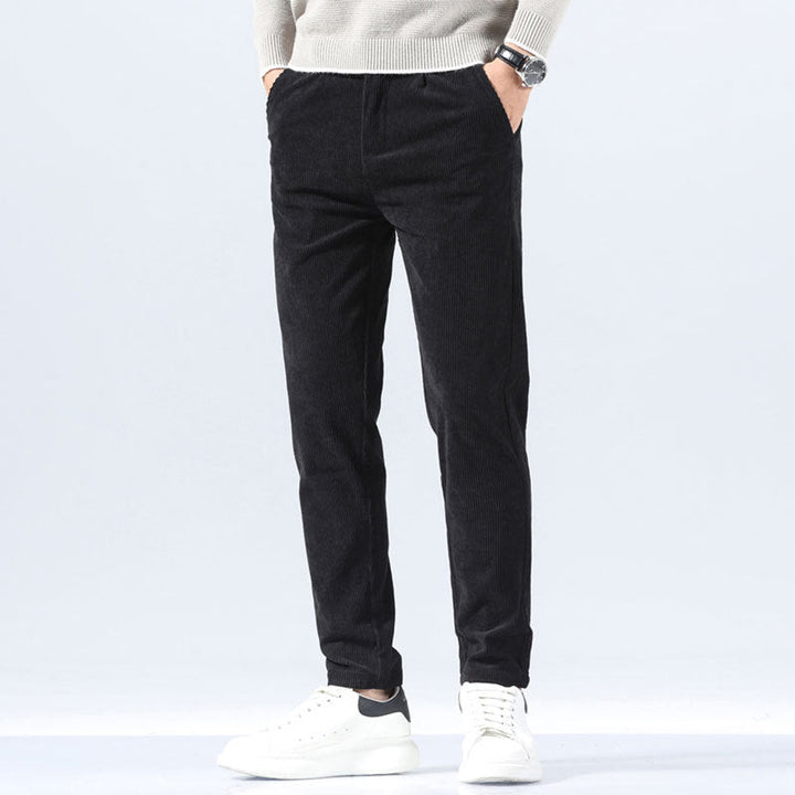 Pantaloni uomo slim fit testurizzati con vita media, disponibili in colori classici. Ideali per moda uomo casual ed elegante.