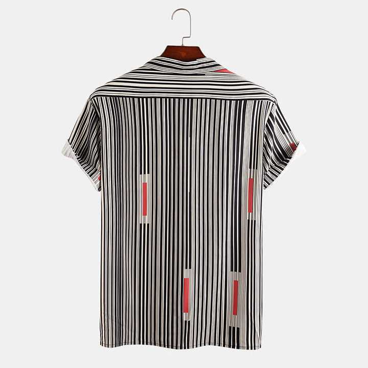 Camicia uomo estiva a righe sottili, vestibilità aderente e maniche corte. Design moderno con colletto revers, stile casual.