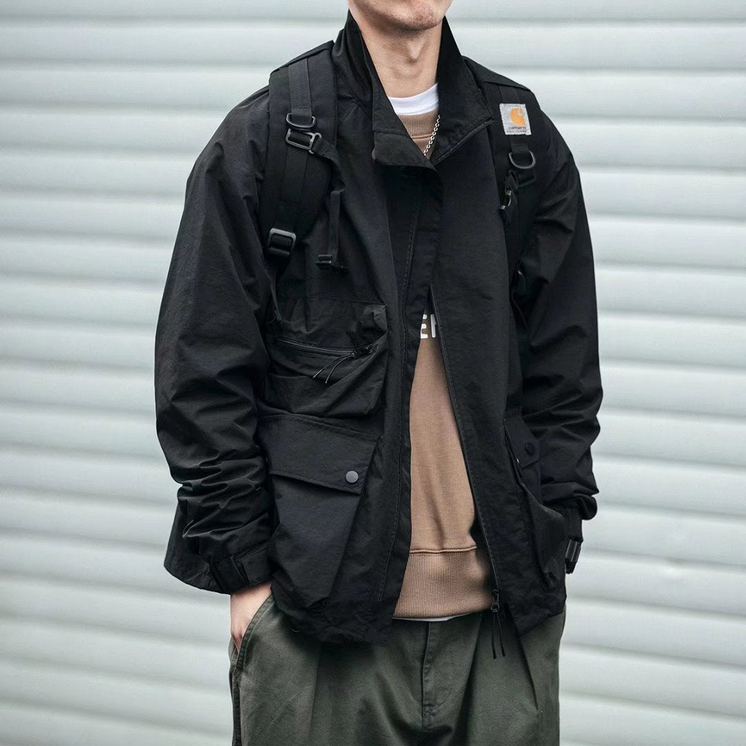 Giacca uomo nera casual e outdoor, con collo a revers. Perfetta per la caccia e l'inverno, garantisce comfort.