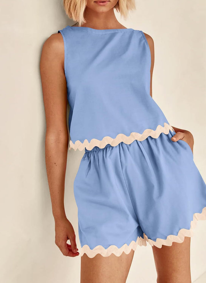 Modella indossa set donna casual tinta unita con shorts e smanicato, perfetto per outfit estivi comodi e alla moda.