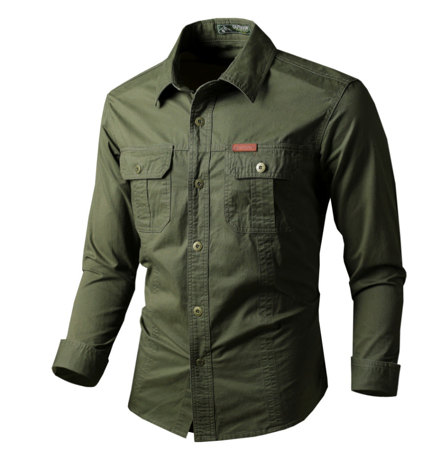 Camicia uomo cargo con colletto classico e abbottonatura frontale, dettagli di stile maschile.