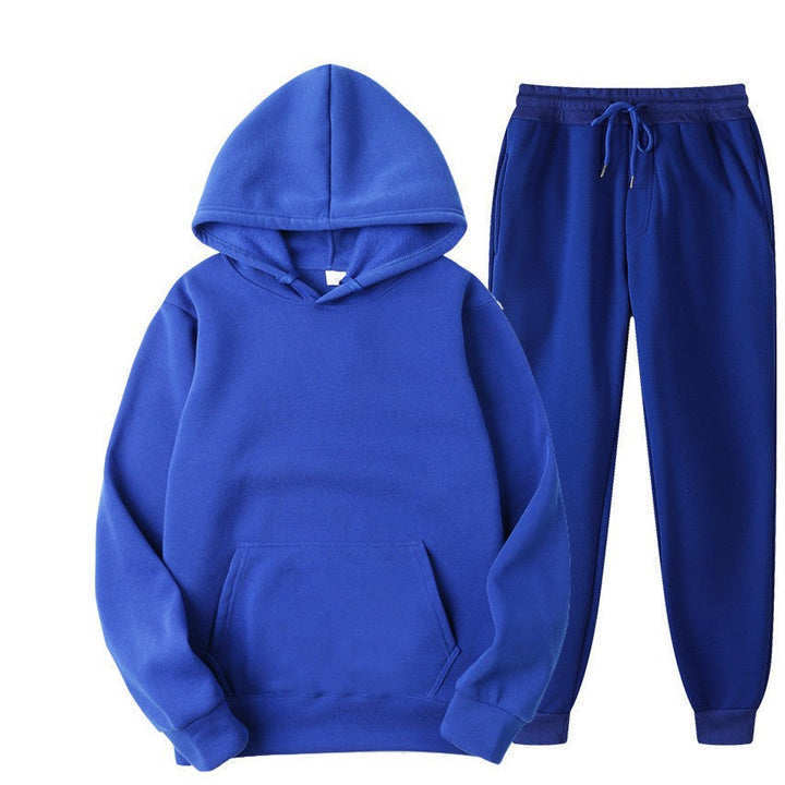 Felpa con cappuccio da uomo abbinata a pantaloni tuta, set casual per il tempo libero e la moda autunnale.