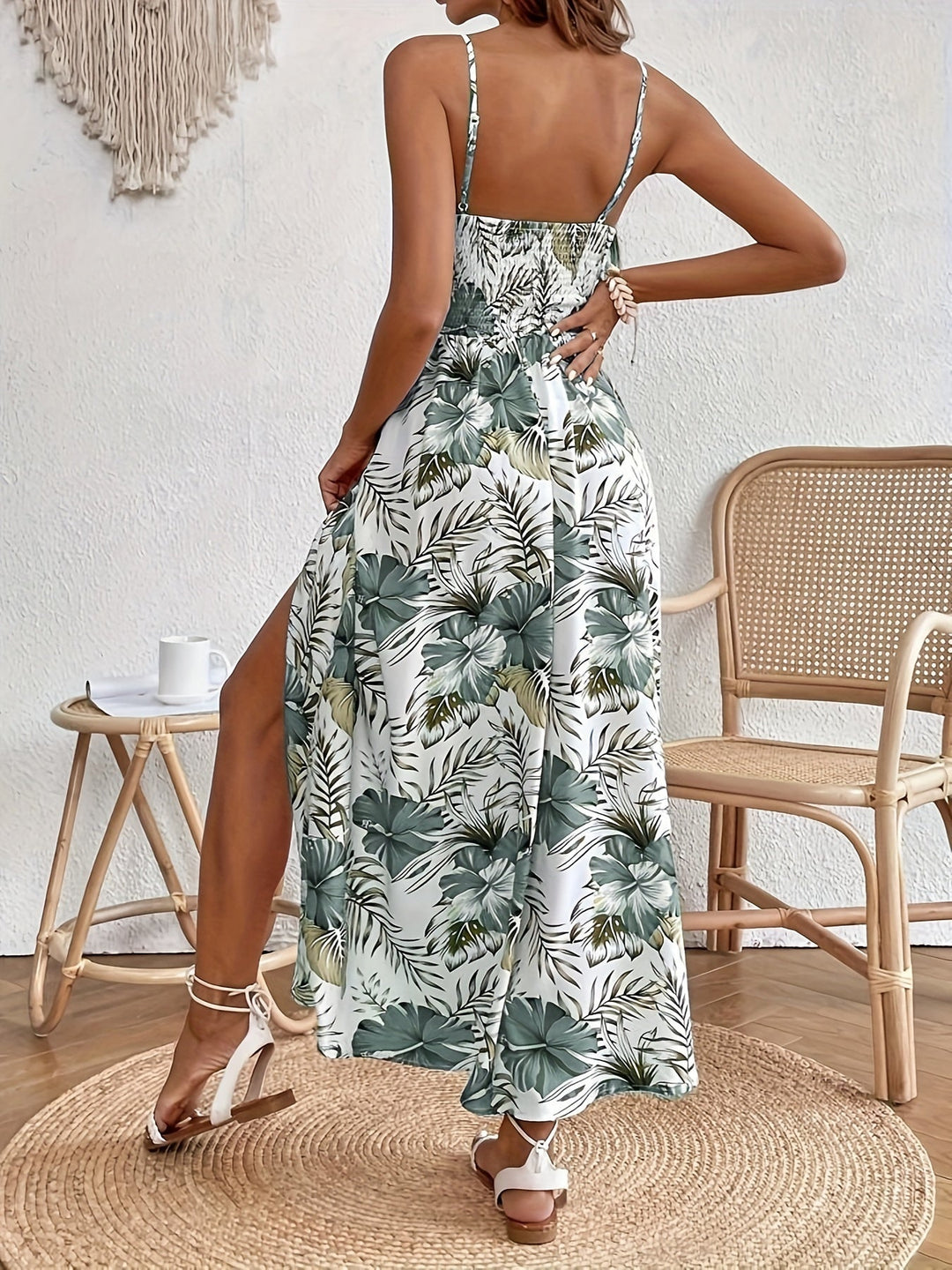 Splendido abito lungo estivo da donna con stampa a fiori, senza maniche e seducente spacco per l'eleganza estiva.