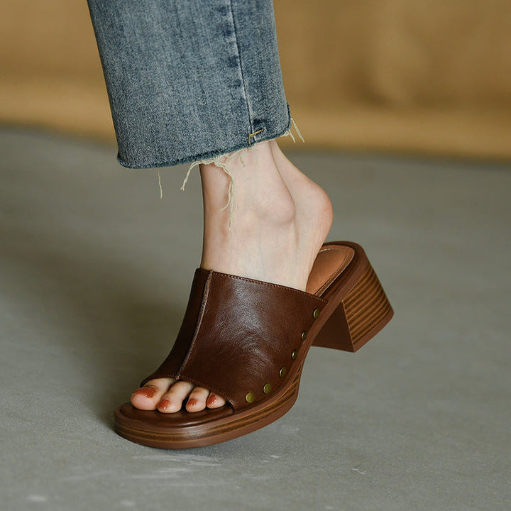 Calzature donna estive marroni con tacco largo per un comfort casual. Design a punta quadrata e alla moda.