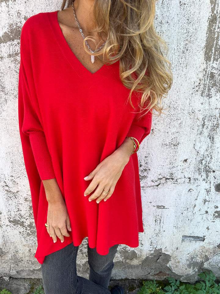 Maglione oversize donna di tendenza, scollo a V, per un abbigliamento moda autunno/inverno confortevole.